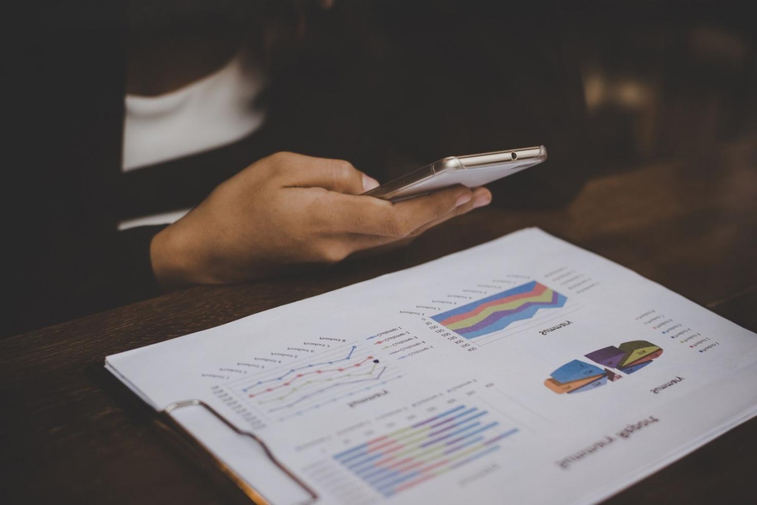 Professionelles Team bei der Arbeit an SEO-Strategien